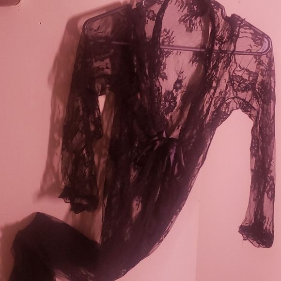 Black lace robe - Picture 2 of 2